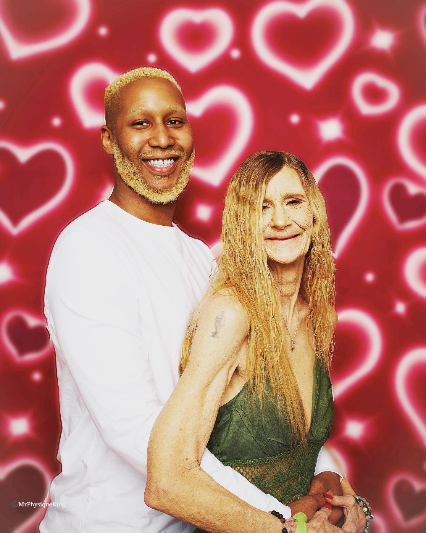 63-річна жінка, яка вийшла заміж за 26-річного хлопця, готується стати мамою